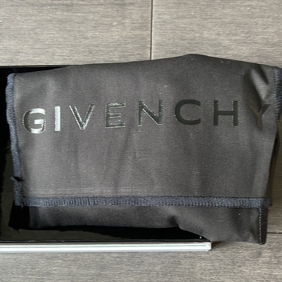 Givenchy Cardholder. - Picture 6 of 7